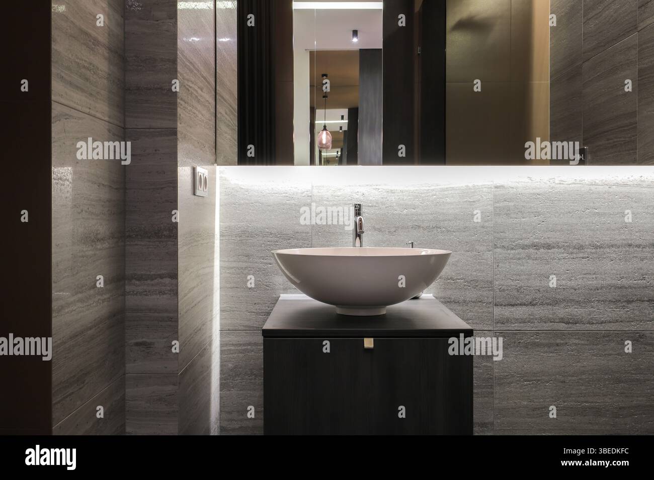 Rubinetto con lavandino in ceramica e specchio in bagno Foto Stock Rubinetto con lavandino in ceramica e specchio in bagno Foto Stock