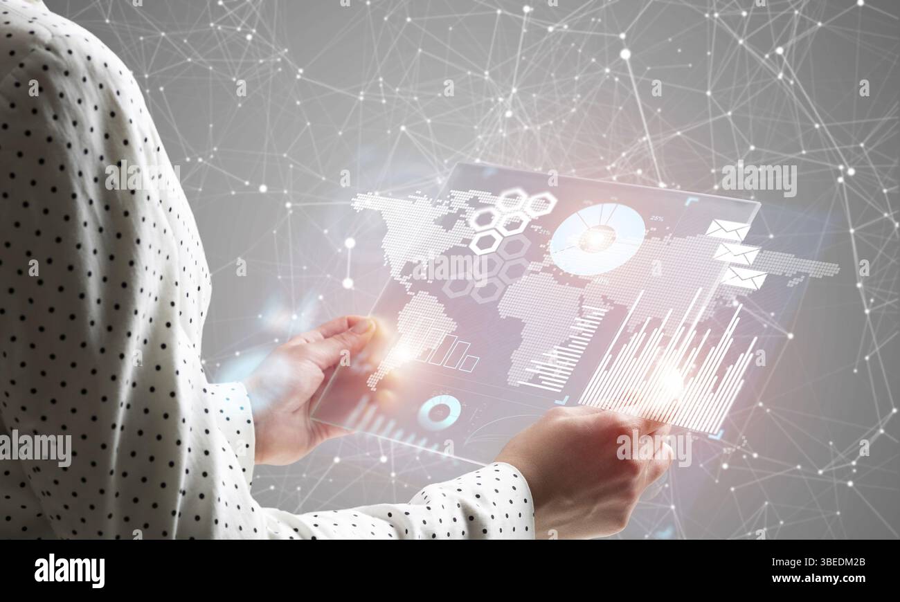 Donna d'affari che analizza i dati finanziari. Interfaccia 3d virtuale sopra la lastra di vetro come schermo. Diagrammi finanziari interattivi e visualizzazione digitale dei dati Foto Stock