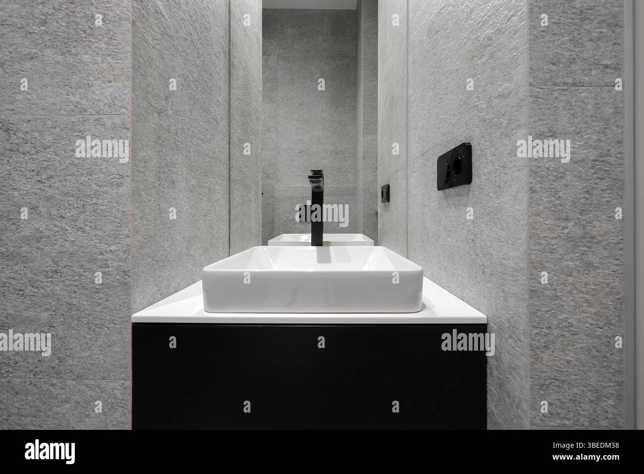 Rubinetto con lavandino in ceramica e specchio in bagno Foto Stock Rubinetto con lavandino in ceramica e specchio in bagno Foto Stock