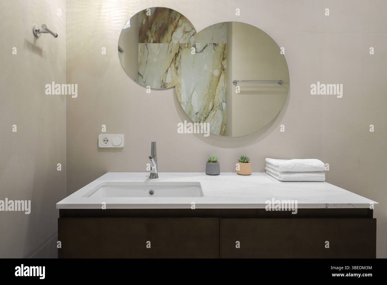 Rubinetto con lavandino in granito e specchio all'interno del bagno Foto Stock Rubinetto con lavandino in granito e specchio all'interno del bagno Foto Stock