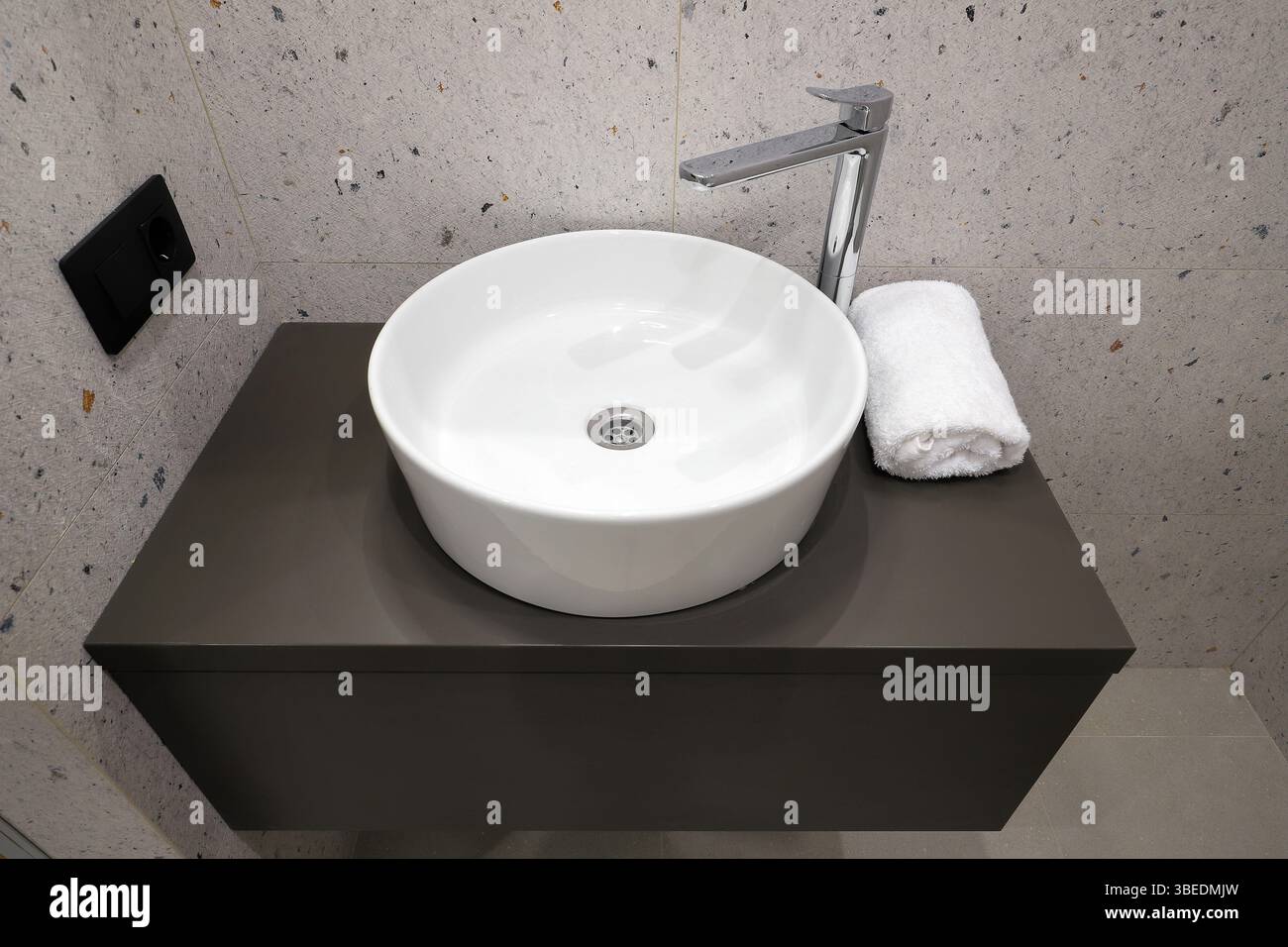 Rubinetto con lavandino in ceramica all'interno del bagno Foto Stock Rubinetto con lavandino in ceramica all'interno del bagno Foto Stock
