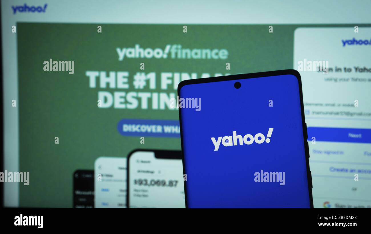 Dhaka, Bangladesh 2 maggio 2025: Logo Yahoo visualizzato sul cellulare Foto Stock