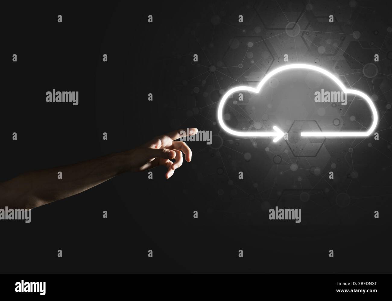 Digital icona a forma di nuvola come simbolo della connessione wireless su sfondo scuro Foto Stock