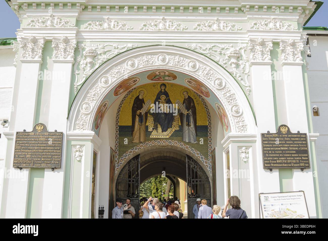 Sergiev Posad - 10 agosto 2015: Veduta della parte superiore dell'arco della porta d'ingresso principale dei santi della Santissima Trinità San Sergio Lavra Foto Stock