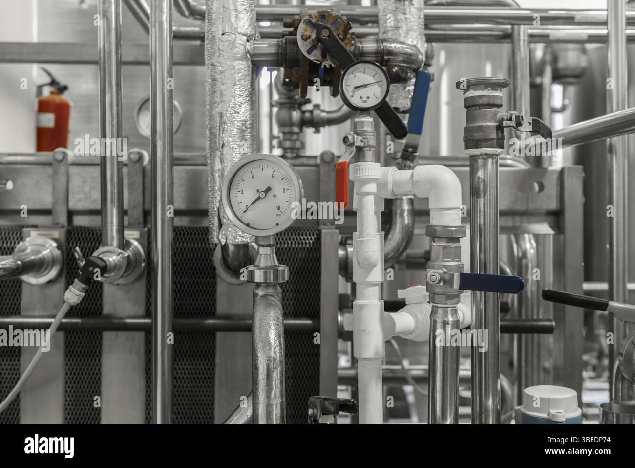 Sensori di misurazione e tubi in fabbrica. attrezzature presso l'impianto lattiero-caseario Foto Stock