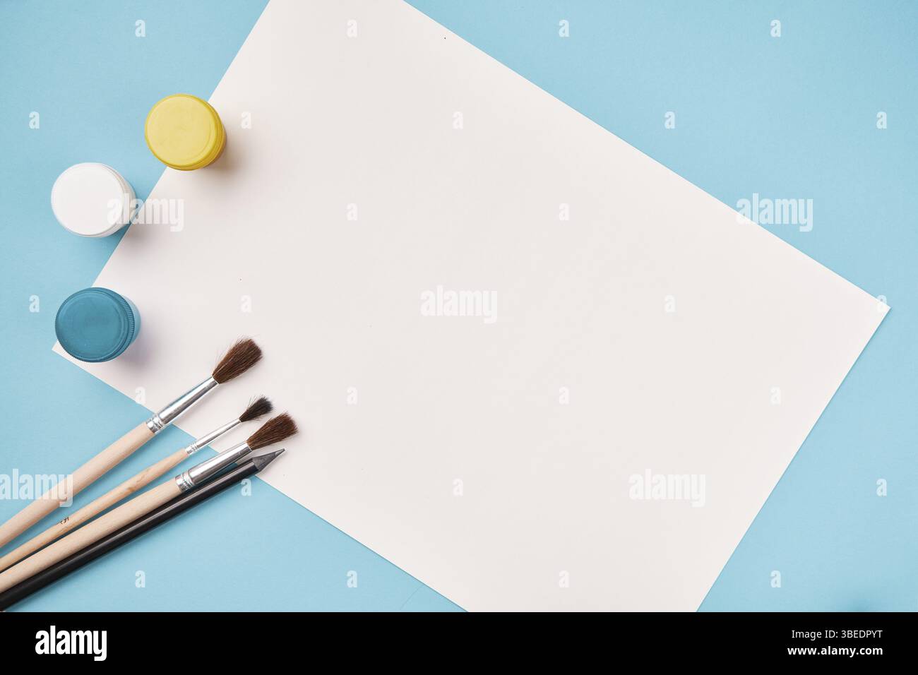 Vista dall'alto della vernice e del pennello. vista dall'alto del tavolo scolastico. classe d'arte. Foto Stock