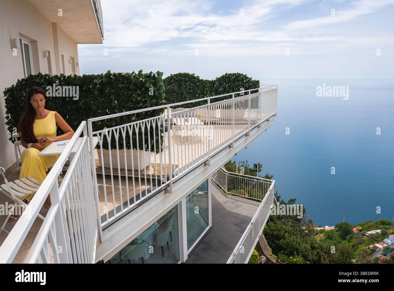 Terrazza affacciata sul Mar Tirreno ad Amalfi, Italia Foto Stock