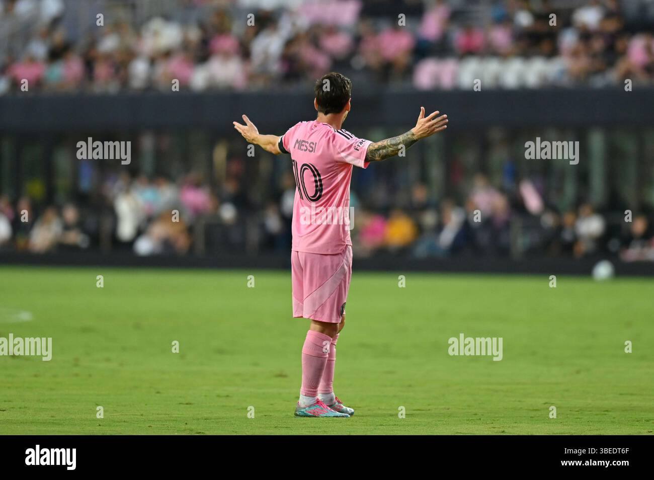 Fort Lauderdale, Florida, Stati Uniti d'America. Maggio 28 2025. Lionel messi (10) reagisce dopo un fallo durante la partita tra Inter Miami CF e CF Montreal - MLS regular Season al Chase Stadium (foto di Jose Luis Suerte/Alamy Live News) Foto Stock