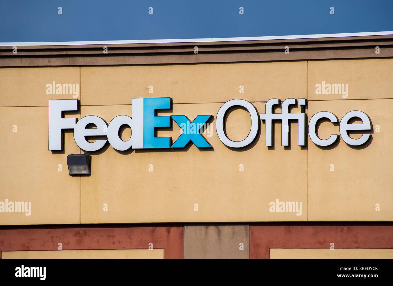 Spanish Fork, UT—28 maggio 2025: L'esterno di un negozio FedEx Office è visibile. FedEx Office, una catena di vendita al dettaglio, fornisce servizi di stampa, copia e spedizione Foto Stock