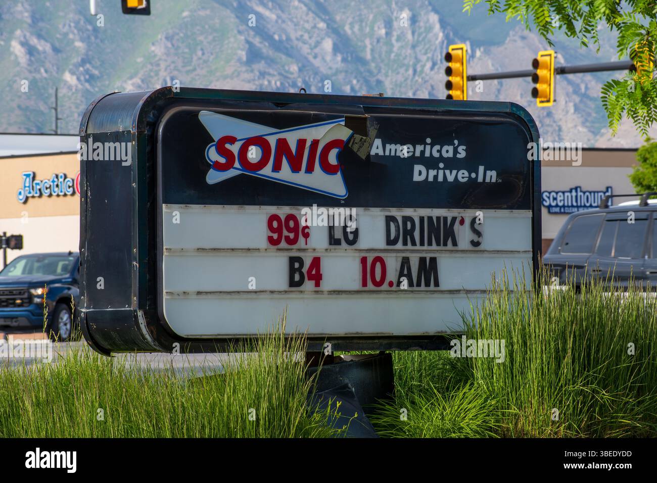 Spanish Fork, UT, Stati Uniti d'America – 28 maggio 2025: Segnaletica all'esterno di un ristorante Sonic Drive-in a Spanish Fork, Utah, mette in evidenza la classica catena di fast food statunitense. Foto Stock