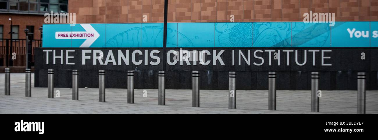 L'esterno del Francis Crick Institute di Londra mette in mostra insegne e architettura moderna. Foto Stock