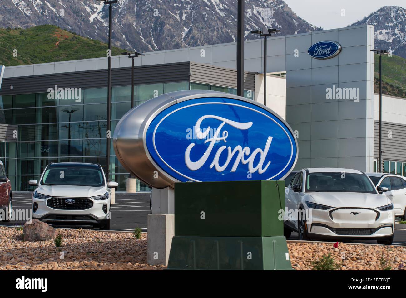 Spanish Fork, UT - 28 maggio 2025: I veicoli Ford vengono esposti all'esterno di una concessionaria locale. Ford, una casa automobilistica americana, ha sede a Dearborn, Michigan. Foto Stock