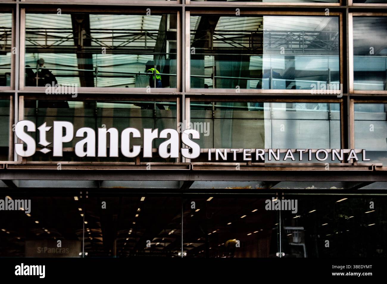 Primo piano del cartello St Pancras International a Londra, che mostra l'architettura moderna delle stazioni. Foto Stock