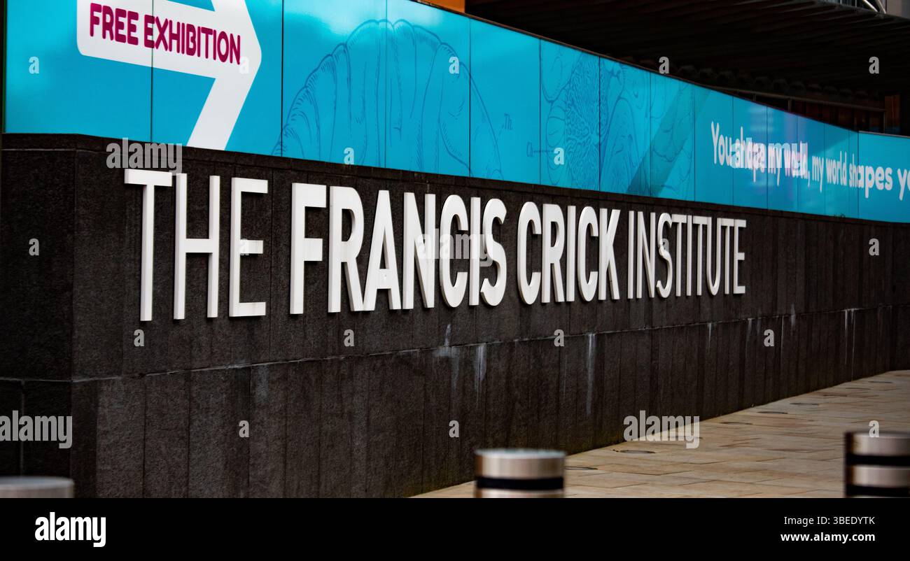 Cartello murale del Francis Crick Institute di Londra con sopra il testo promozionale. Situato in una prestigiosa area di ricerca. Foto Stock