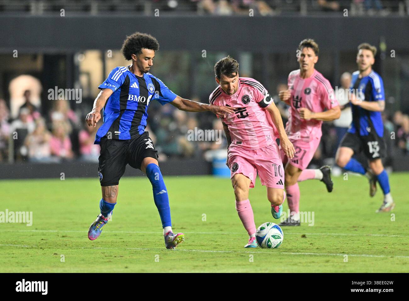 Il capitano dell'Inter Miami CF Lionel messi guida il pallone durante la partita tra Inter Miami CF e CF Montreal - MLS regular Season al Chase Stadium di Fort Lauderdale (foto di Jose Luis Suerte/Alamy Live News) Foto Stock