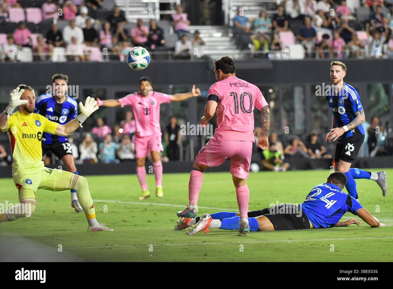 28/05/2025 Lionel messi (10) tenta di risolvere sopra il portiere in un'opportunità di goal persa durante la partita dell'Inter Miami CF vs. CF Montreal - MLS Regular Season al Chase Stadium di Fort Lauderdale (foto di Jose Luis Suerte/Alamy Live News) Foto Stock