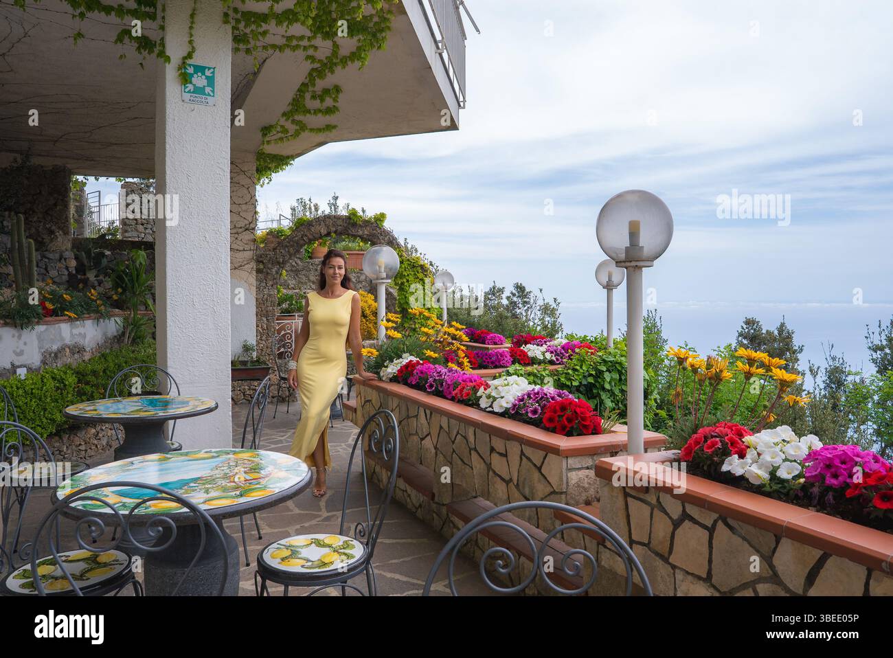 Terrazza panoramica ad Amalfi con vista sul Mar Tirreno Foto Stock