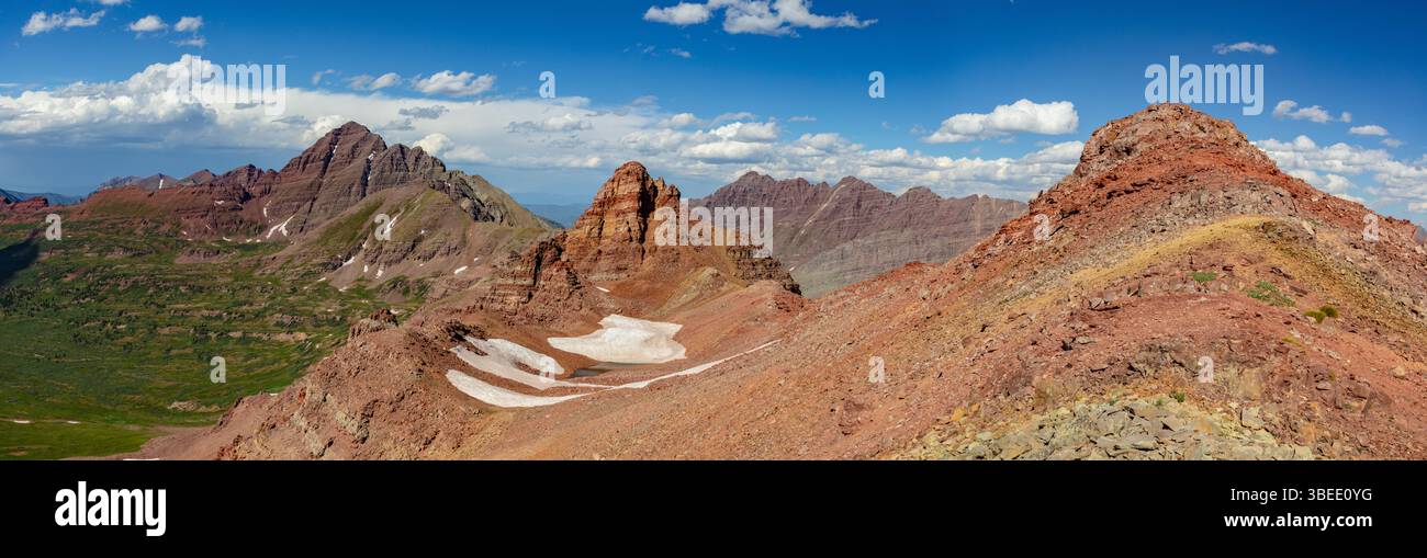 Dietro la sottovetta si trova l'imponente cono sommitale del Colorado 13er Belleview Mountain. In lontananza, 14ers Maroon e Pyramid Peaks. Foto Stock