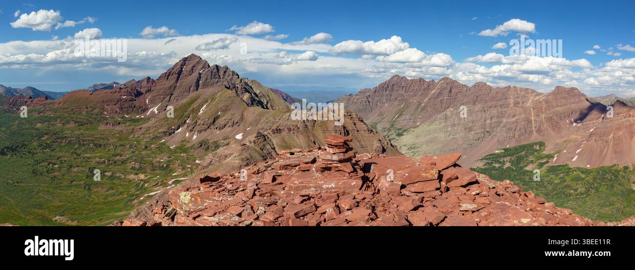 Dalla cima dell'Elk Range Colorado 13er Belleview Mountain una vista incredibile del 14ers Maroon Peak e del Pyramid Peak. Foto Stock