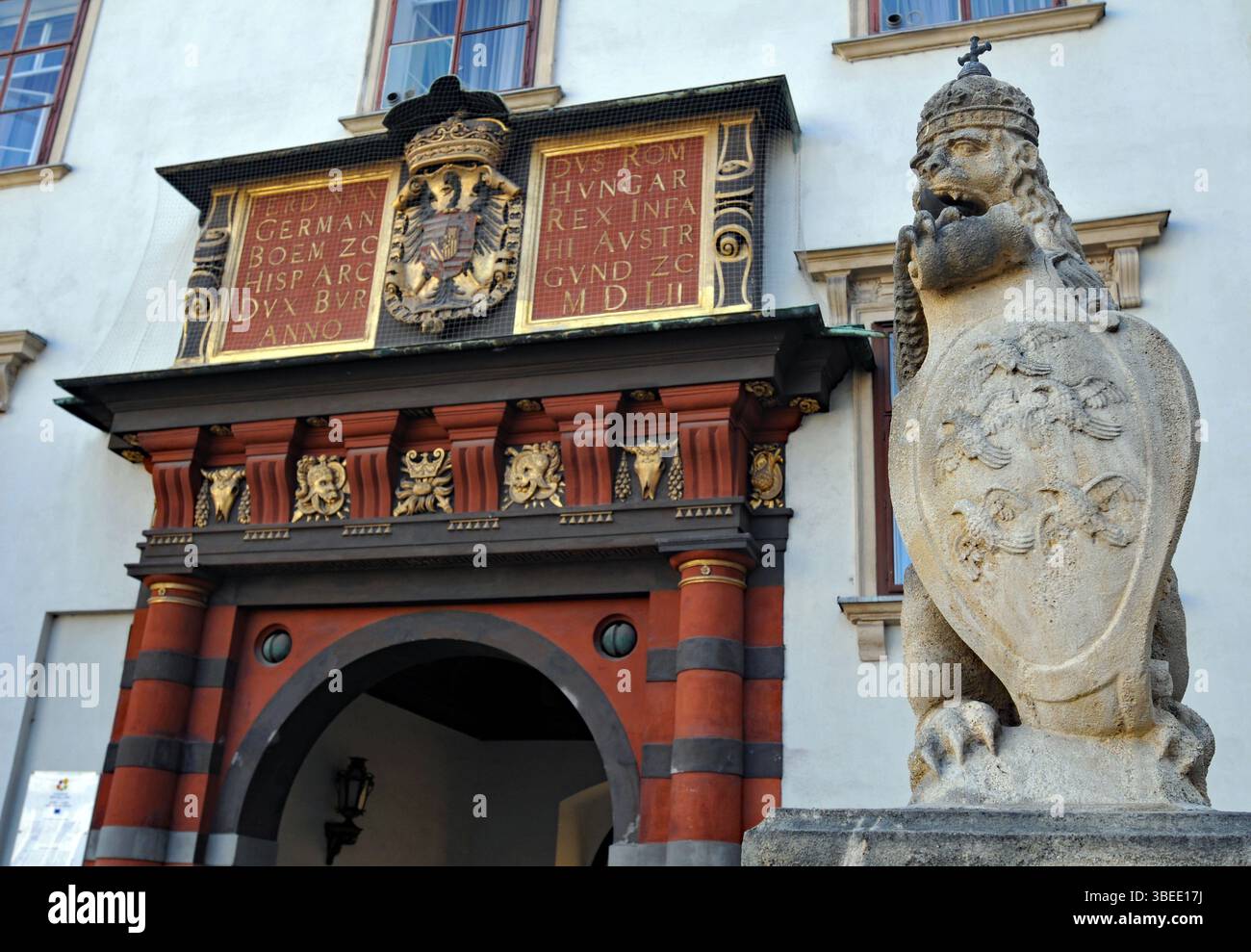 Un'incisione si trova vicino alla storica porta Svizzera (Schweizertor) nel cortile Innerer Burghof del complesso del palazzo Hofburg di Vienna. Foto Stock