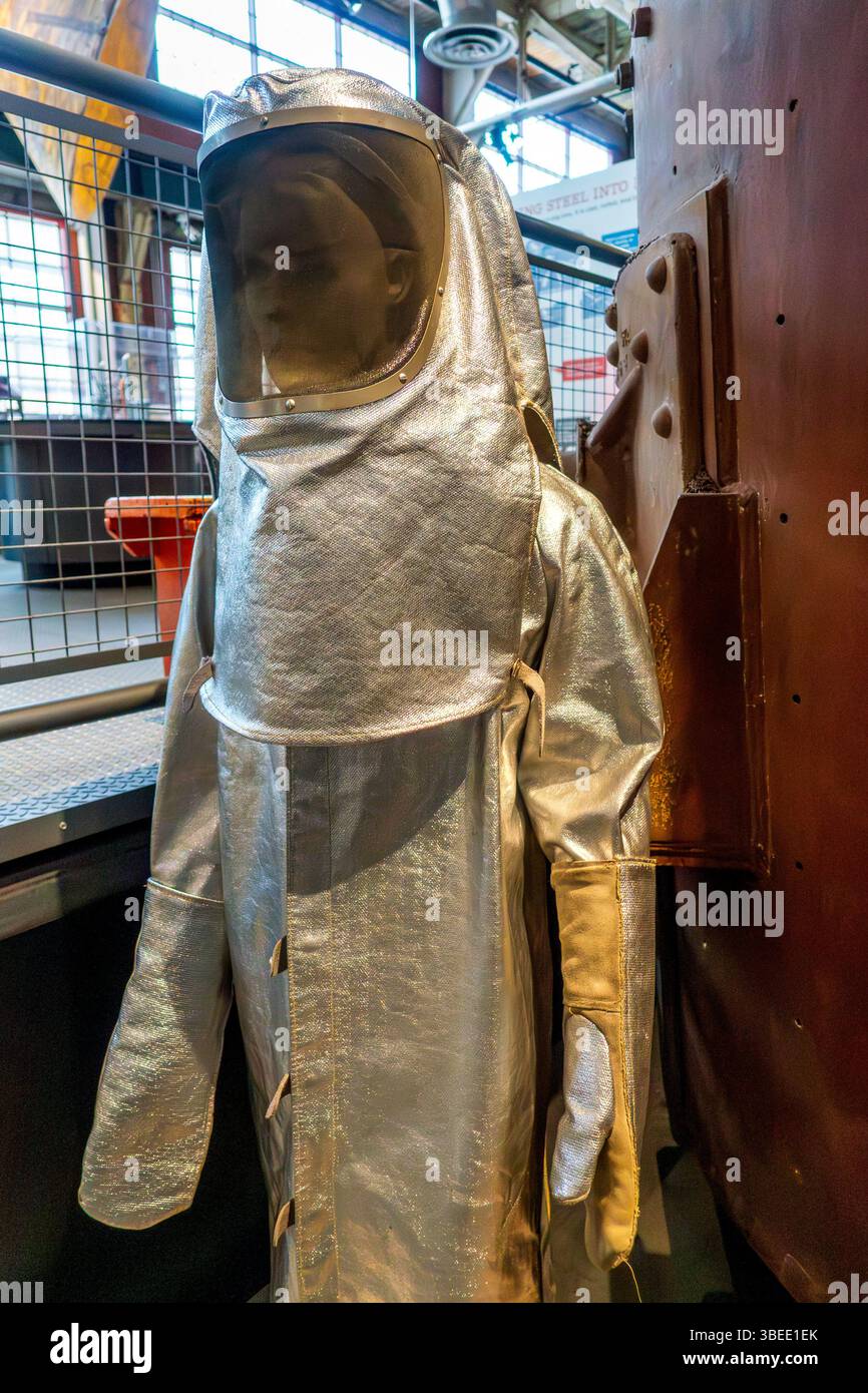 Bethlehem, Pennsylvania - USA - 25 maggio 2025 Una tuta da altoforno in mostra al Museo Nazionale di storia industriale di Betlemme, Pennsylvania, mostra l'intensità Foto Stock