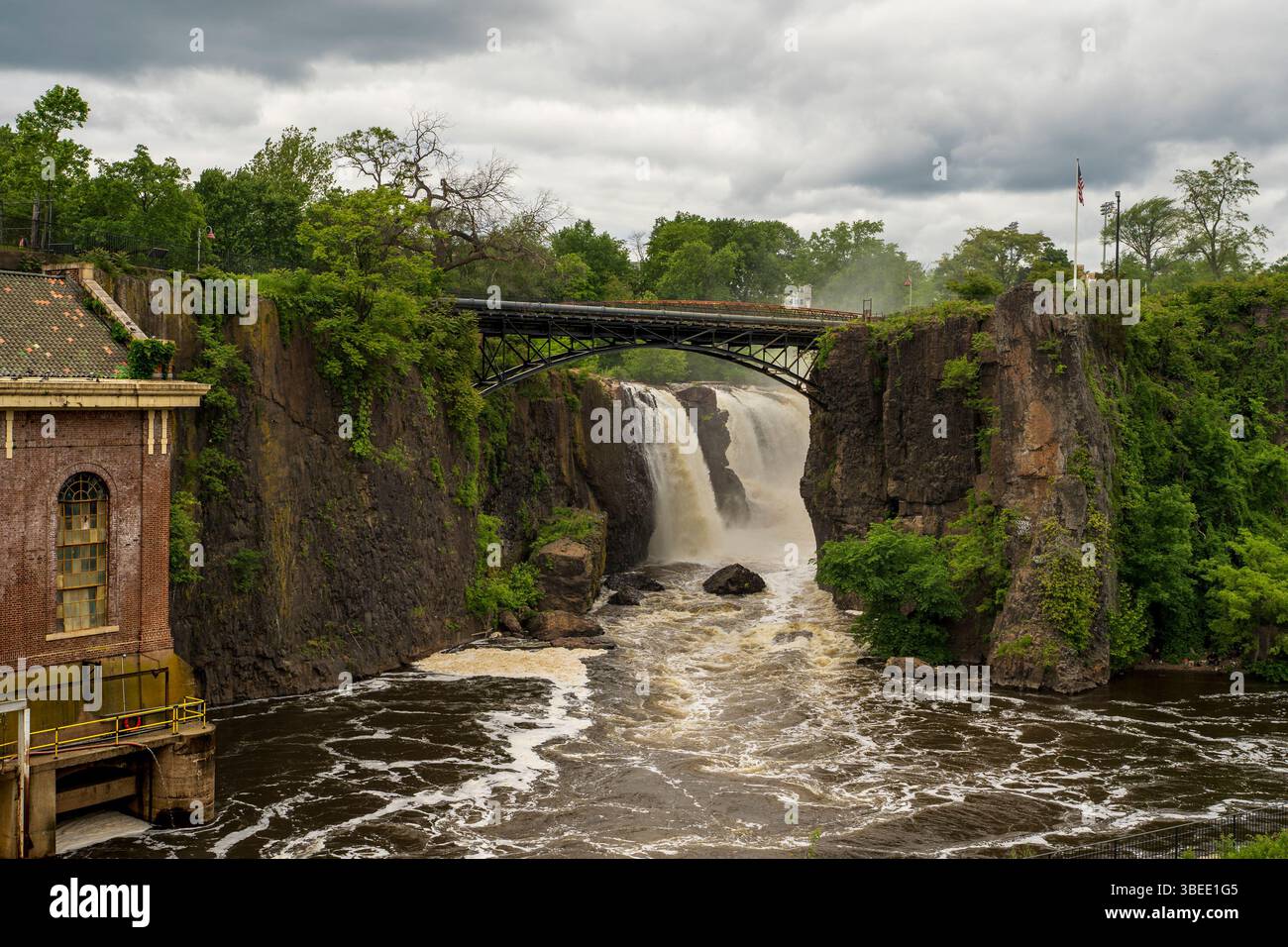 Paterson, New Jersey - Stati Uniti - 24 maggio 2025 le Great Falls of Paterson, New Jersey, sono una splendida cascata di 77 metri sul fiume Passaic, ricca di storia industriale Foto Stock
