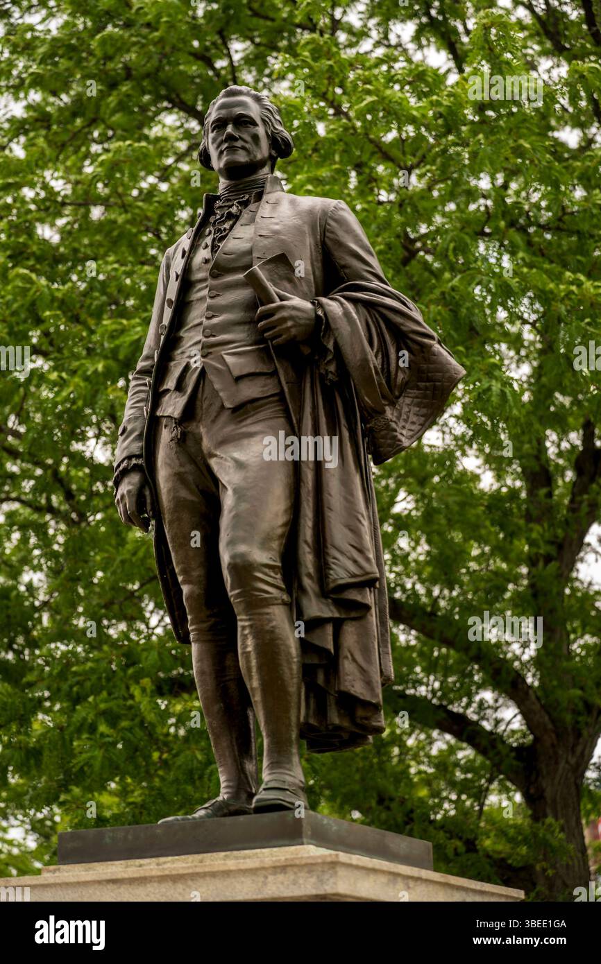 Paterson, New Jersey - Stati Uniti - 24 maggio 2025 Statua di Alexander Hamilton a Paterson Great Falls onora la sua visione per l'industria americana, in piedi in mezzo all'avidità Foto Stock