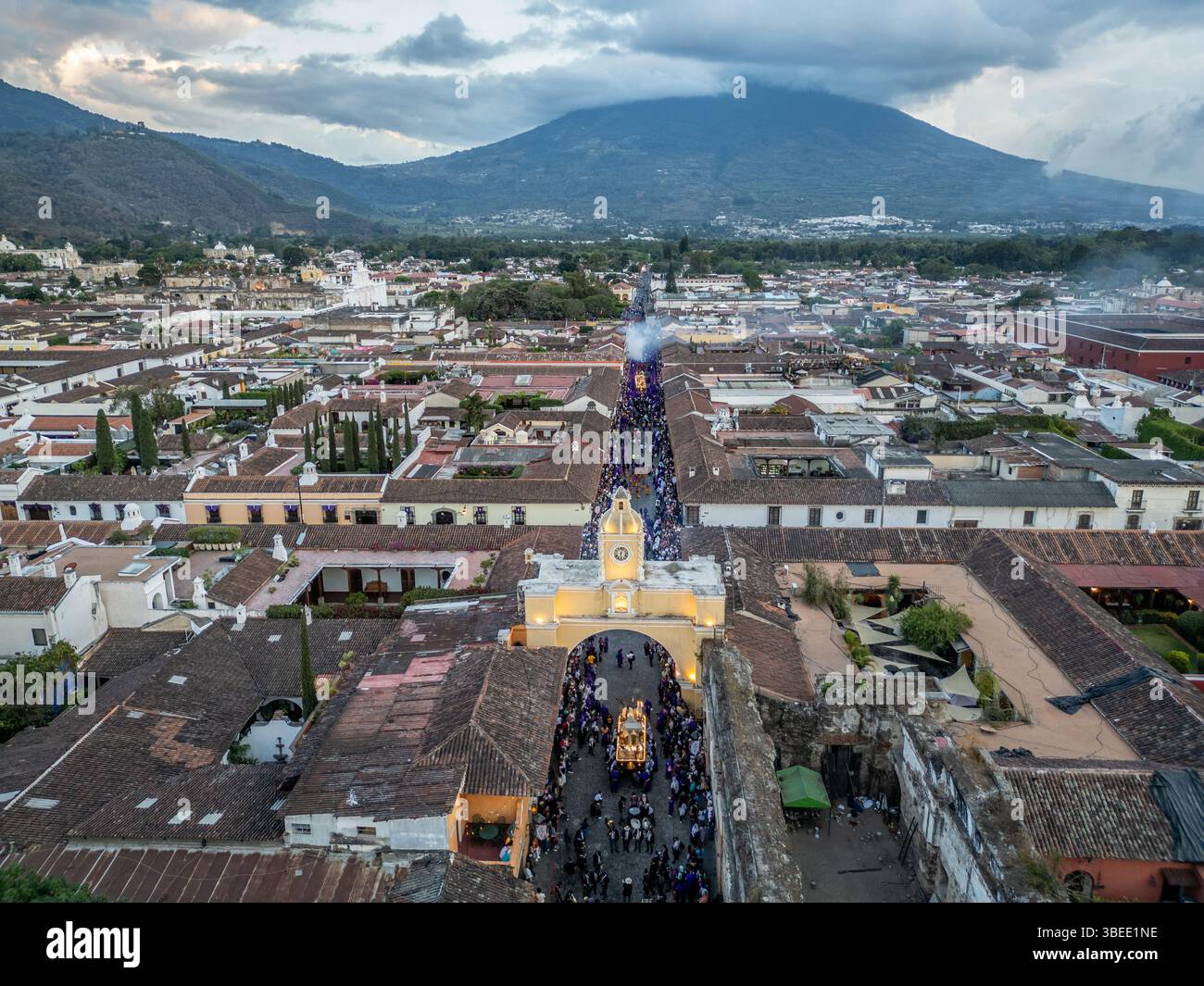 Semana Santa en la Antigua Guatemala Calle del Arco celebrazioni della settimana Santa ad Antigua Guatemala Foto Stock