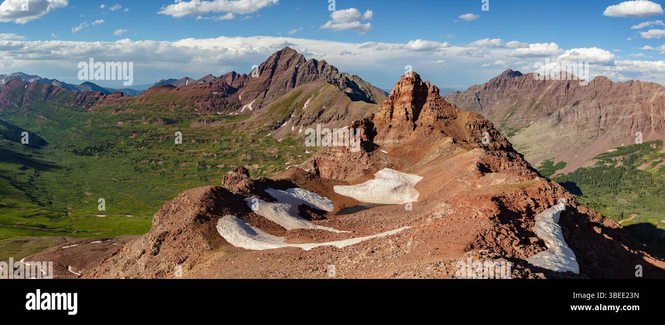 L'imponente cono sommitale del Colorado 13er Belleview Mountain. Sorgendo dietro al Colorado 14ers Maroon Peak e Pyramid Peak. Foto Stock
