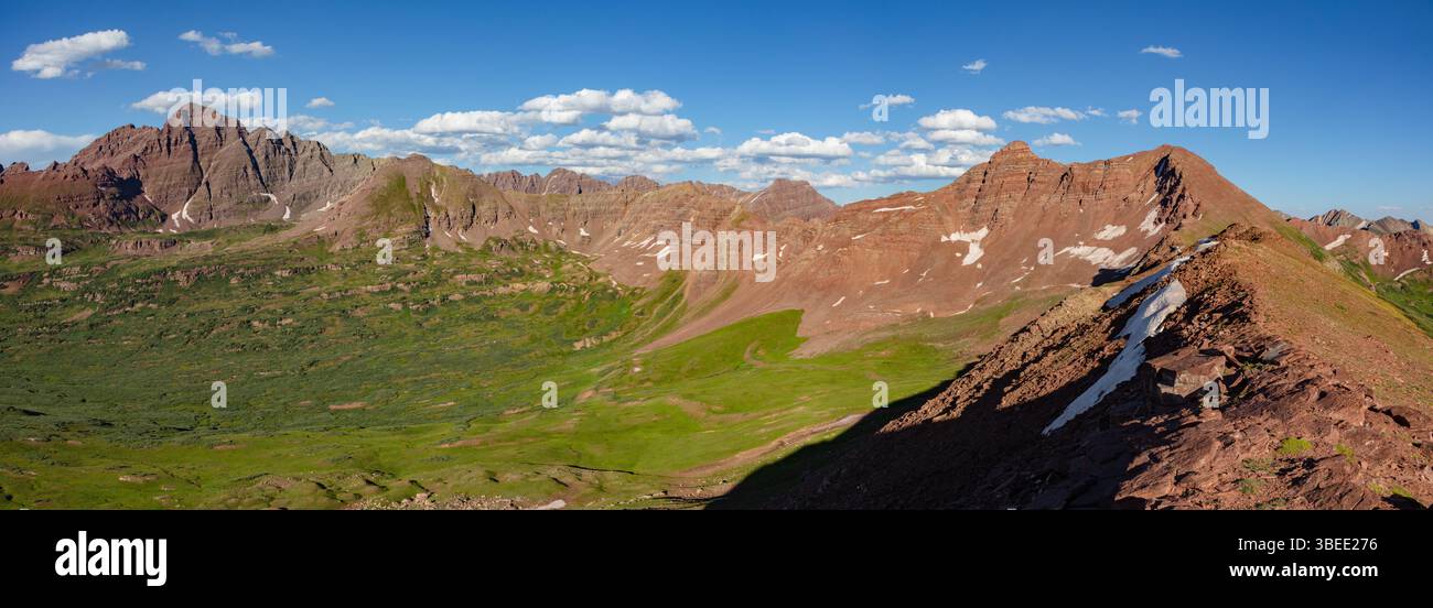Dal Frigid Air Pass sul popolare circuito a quattro passaggi che si innalza direttamente sopra il bacino di Fravert, il Colorado 13er Belleview Mountain e il 14er Maroon Peak. Foto Stock