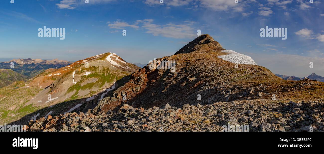 Situato vicino a Crested Butte Colorado 13ers Treasury Mountain e Treasure Mountain in una splendida mattinata d'estate. Foto Stock
