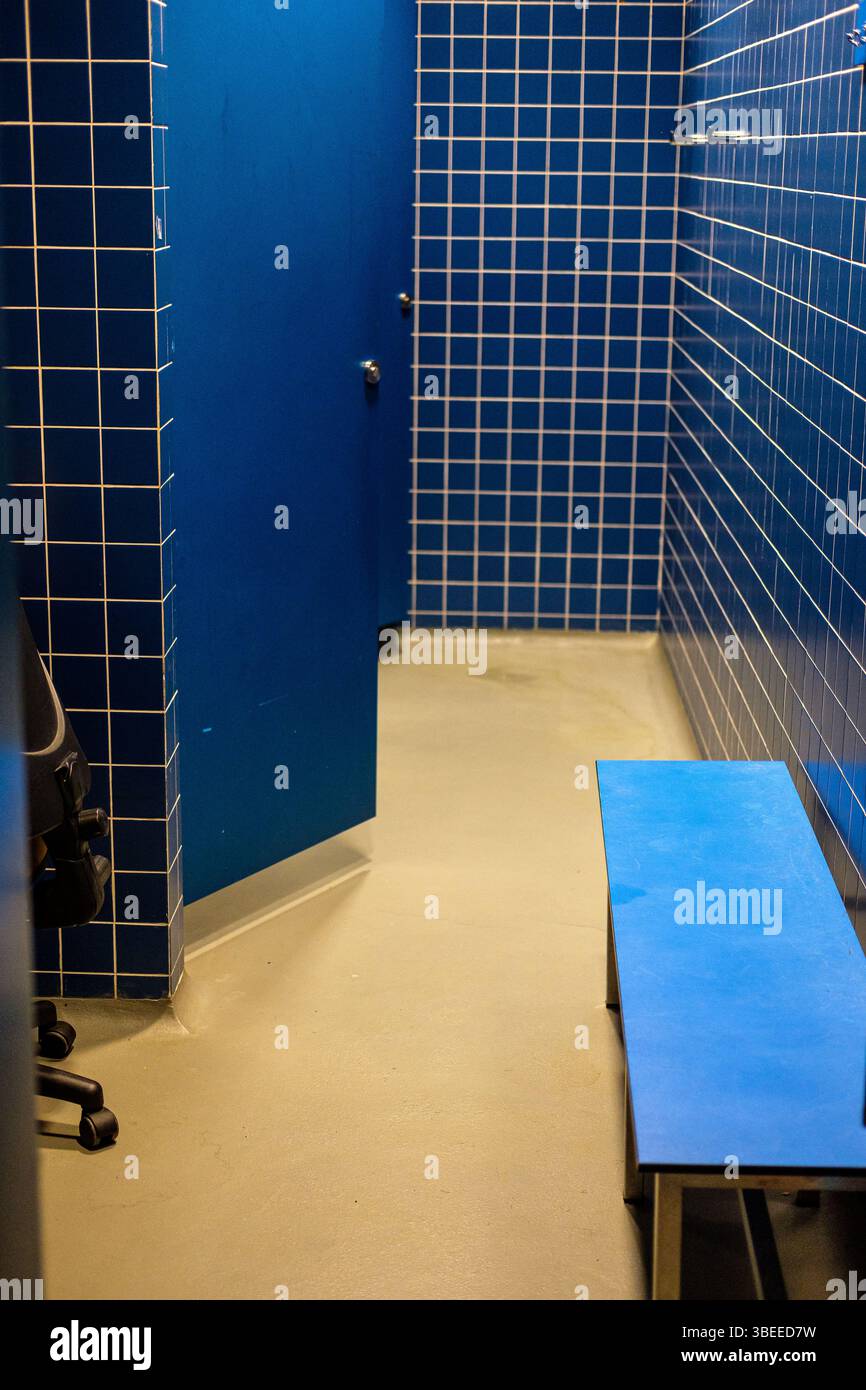 spogliatoio della piscina pulito e organizzato con posti a sedere in una piscina pubblica Foto Stock