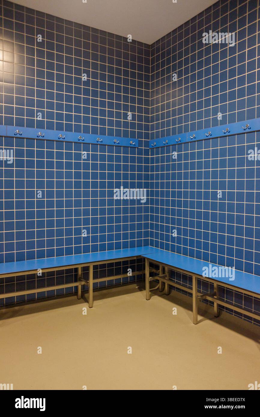 piscina pubblica vuota, spogliatoio interno Foto Stock