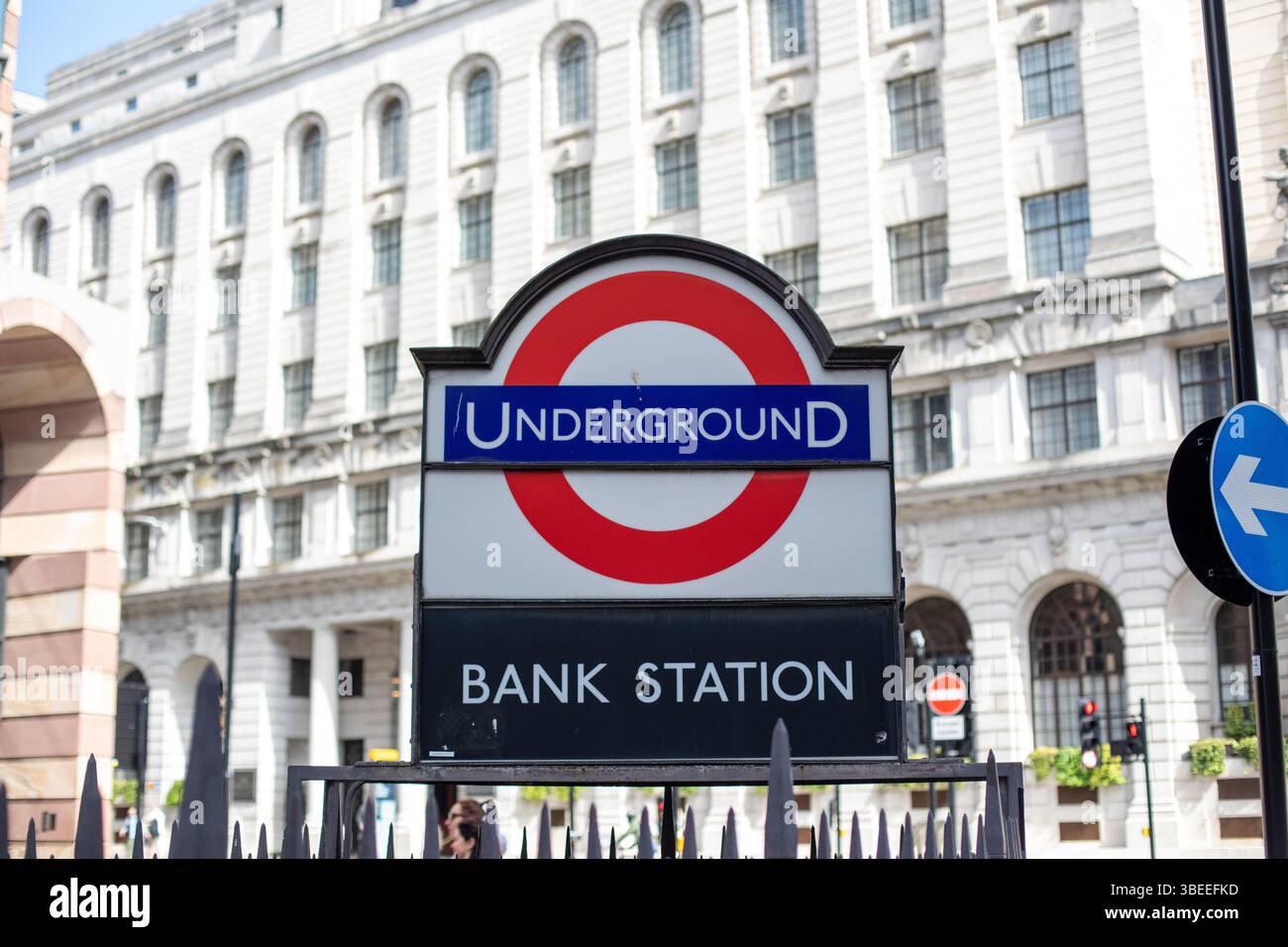 Un cartello per la London Undergrounds Bank Station, con l'iconico logo cerchio rosso, sullo sfondo di un edificio classico. Foto Stock