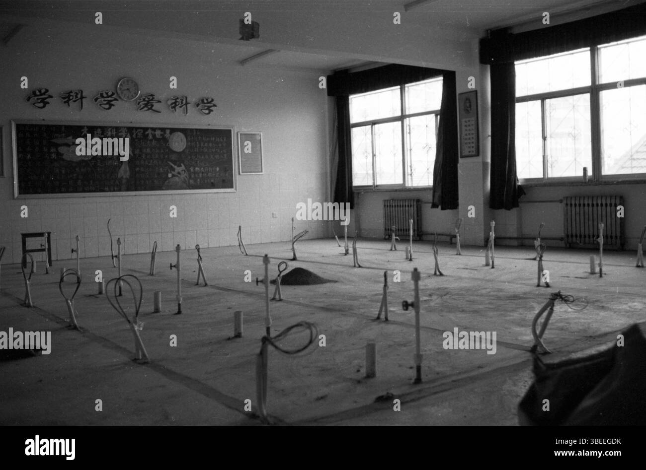 La scuola elementare cinese della fine degli anni '2000 è sottoposta a Digital Retrofit Foto Stock