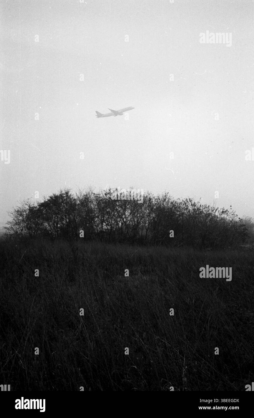 Aeroporto internazionale Lukou di Nanjing E190 Takeoff alla fine degli anni '2000 Foto Stock