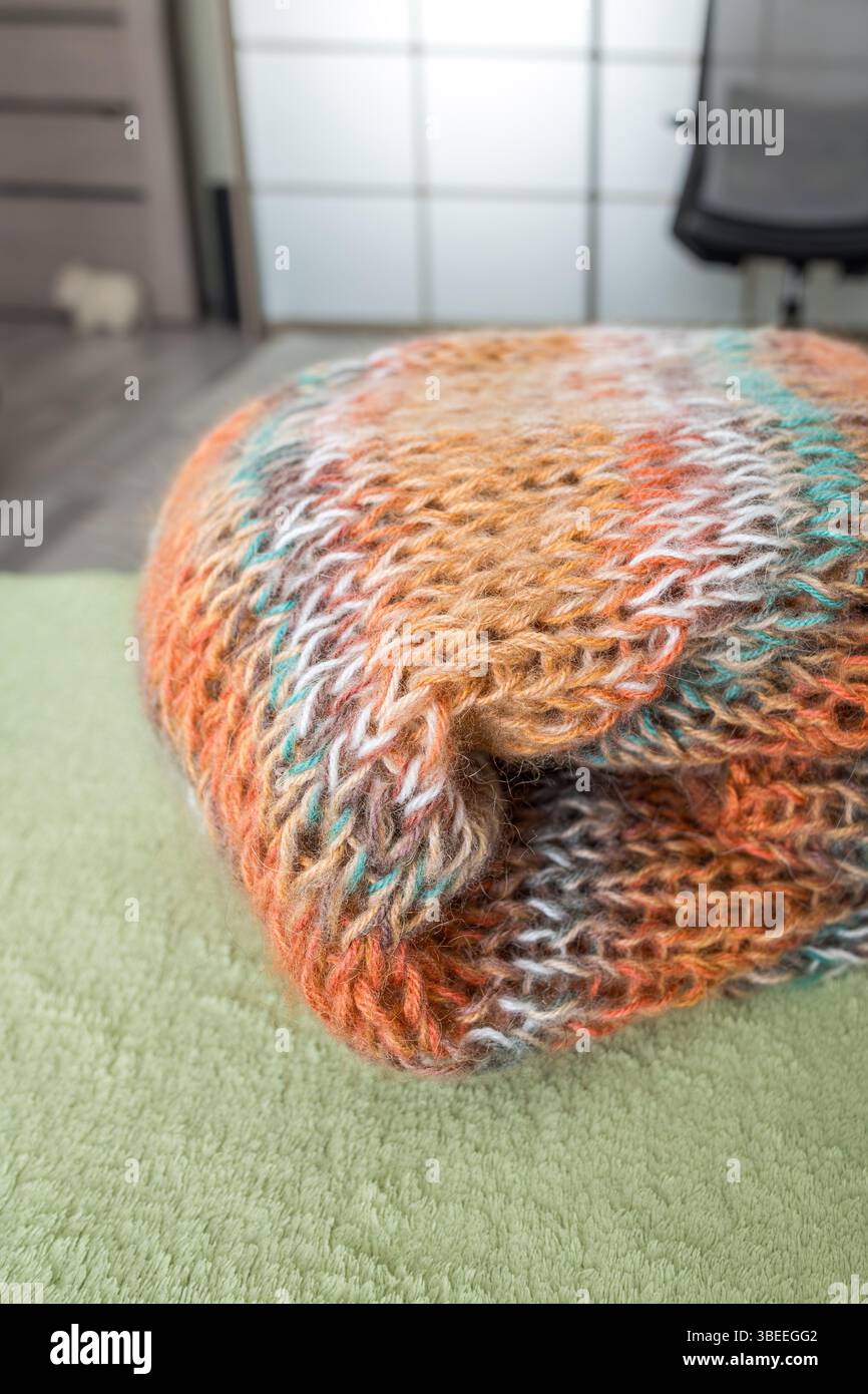 Cardigan in mohair lavorato a maglia dai colori caldi. Lavorata a maglia. Guardaroba autunno e inverno. Casa accogliente. Cose calde. Ripetizione di Unione. Maglia grossa. Foto Stock