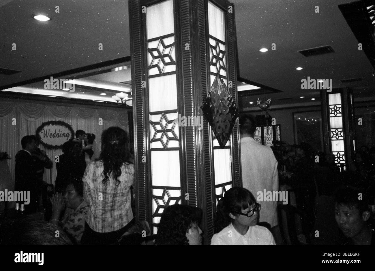 Cerimonia nuziale a Pechino, fine anni '2000, ospiti e sposi novelli Foto Stock