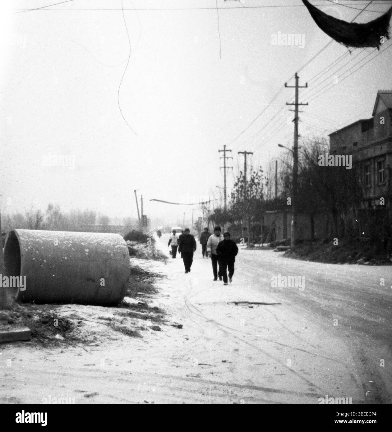 Street Scene a Jinan, Shandong, Cina – Winter Walkers Foto Stock