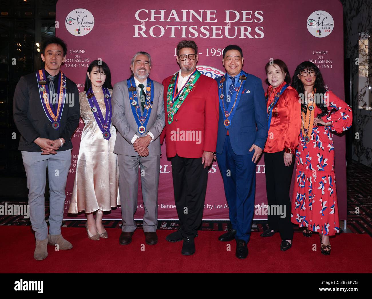 Beverly Hills, California, Stati Uniti. 25 maggio 2025. L'esperto di vini Masa Baba, Yukiko Minami, l'esperto di vini John Cronin, Akemi Nakata Khaiat, il conduttore televisivo Joey Zhou e lo chef professionista Chloe Kelly che frequenta la Chaîne des Rôtisseurs Beverly Hills celebra l'eccellenza culinaria al Gravitas Club di Beverly Hills, California. Credito: Sheri Determan Foto Stock