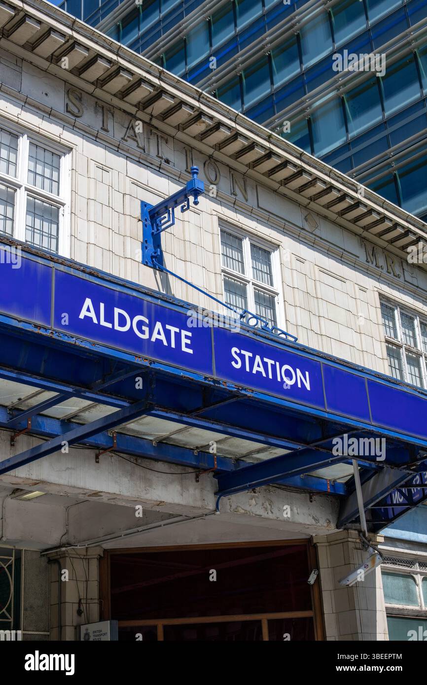 Vista dell'insegna della stazione di Aldgate a Londra, che mostra l'architettura classica con elementi moderni. Foto Stock