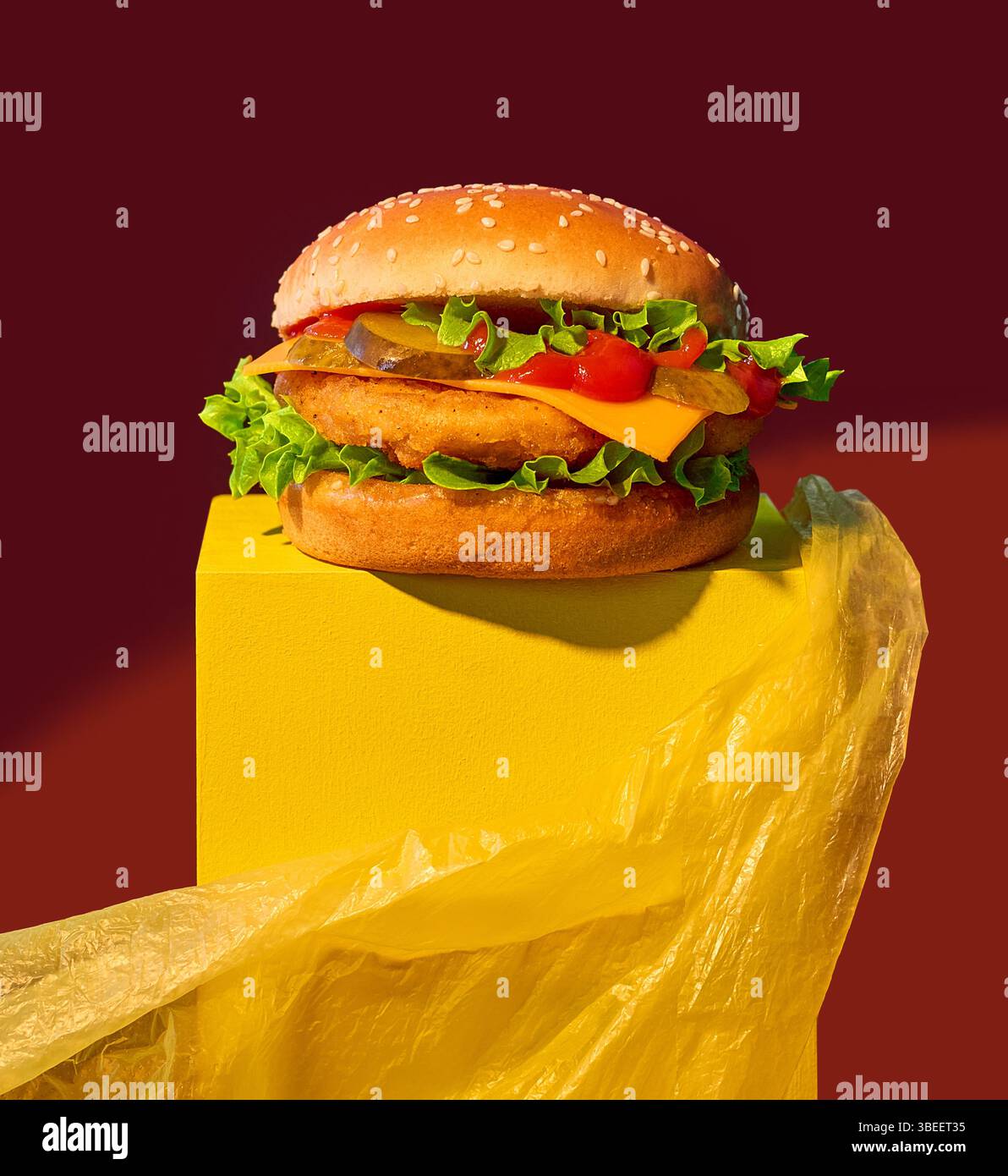 hamburger di pollo fresco e gustoso su un colorato sfondo artistico creativo Foto Stock
