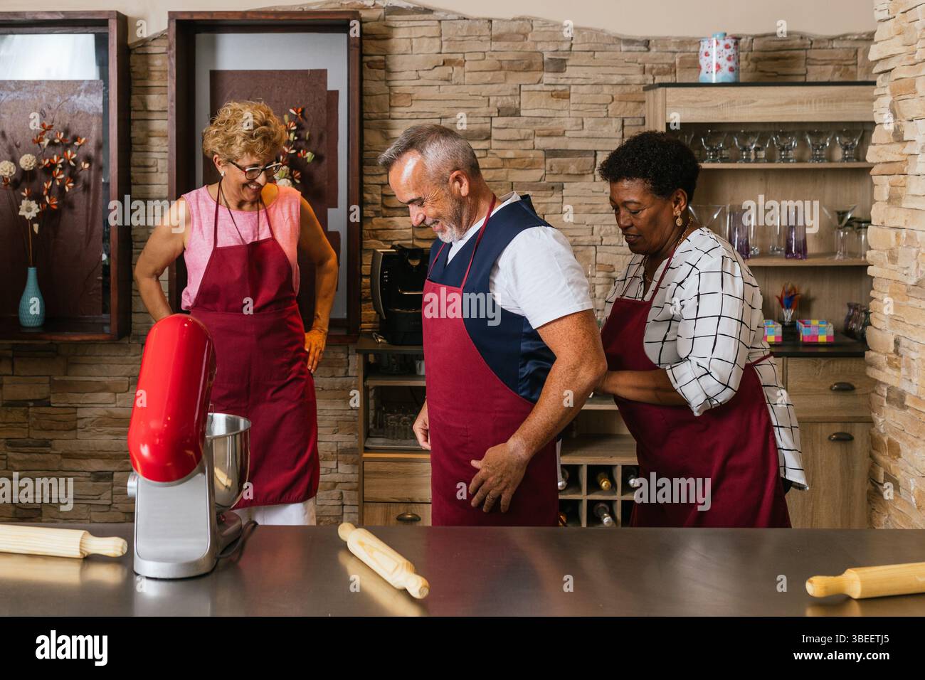 Chef che indossano grembiuli pronti per il corso di cucina Foto Stock