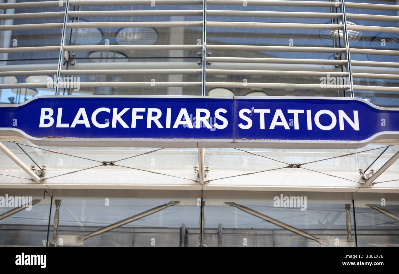 Primo piano dell'insegna della stazione Blackfriars a Londra, che mostra l'architettura urbana. Foto Stock