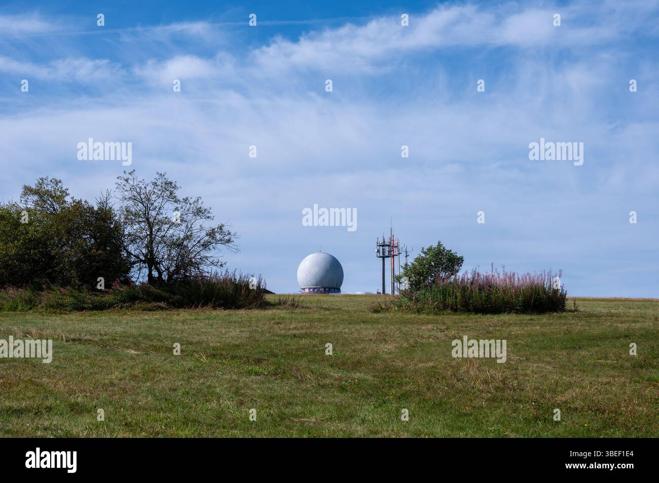 Cupola radar e antenne sulla cima del Wasserkuppe nelle alte montagne del Rhoen in Germania in una splendida giornata estiva con un cielo blu Foto Stock