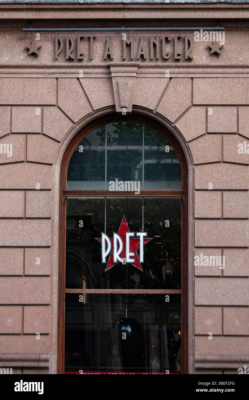 Un negozio Pret A Manger con il logo e la segnaletica dei marchi a Londra. Foto Stock