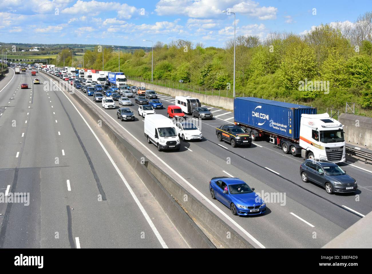 Risultato del National Highways Traffic Officer at Work interrompe il blocco stradale rotabile dell'autostrada M25 per rimuovere i detriti della serie Alamy 4 immagini Essex England UK Foto Stock