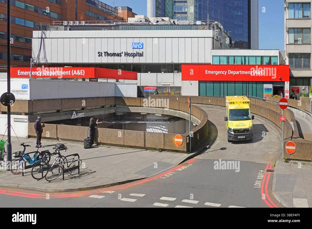 NHS St Thomas' Hospital Ambulance in partenza dalla rampa dopo la consegna del paziente al pronto soccorso (A&e) di Lambeth Londra Inghilterra Regno Unito Foto Stock