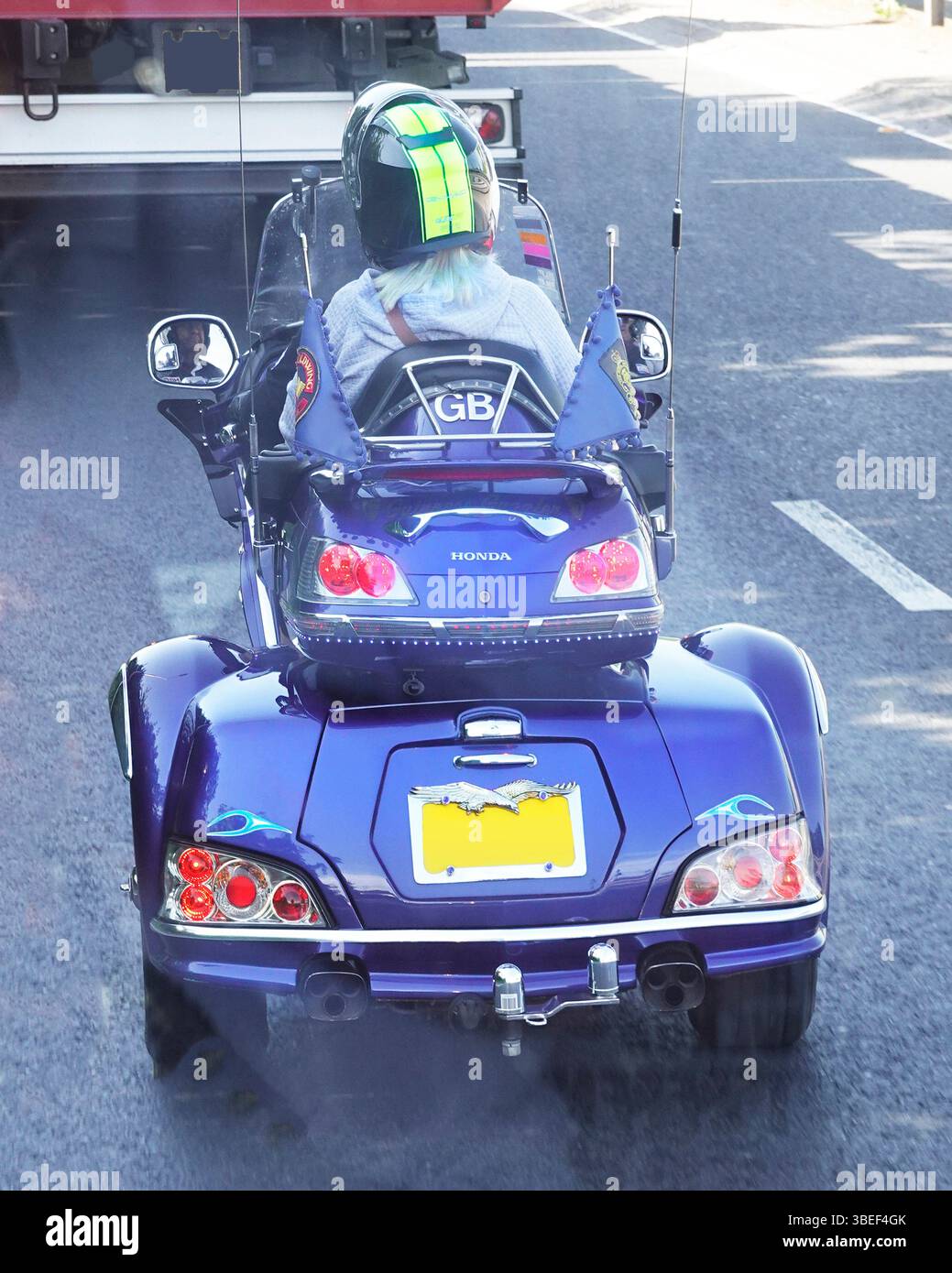 Traffico stradale scena stradale retro moto Honda trike blu con targa country GB stazionaria dietro camion in coda al traffico Chester Cheshire Inghilterra Regno Unito Foto Stock