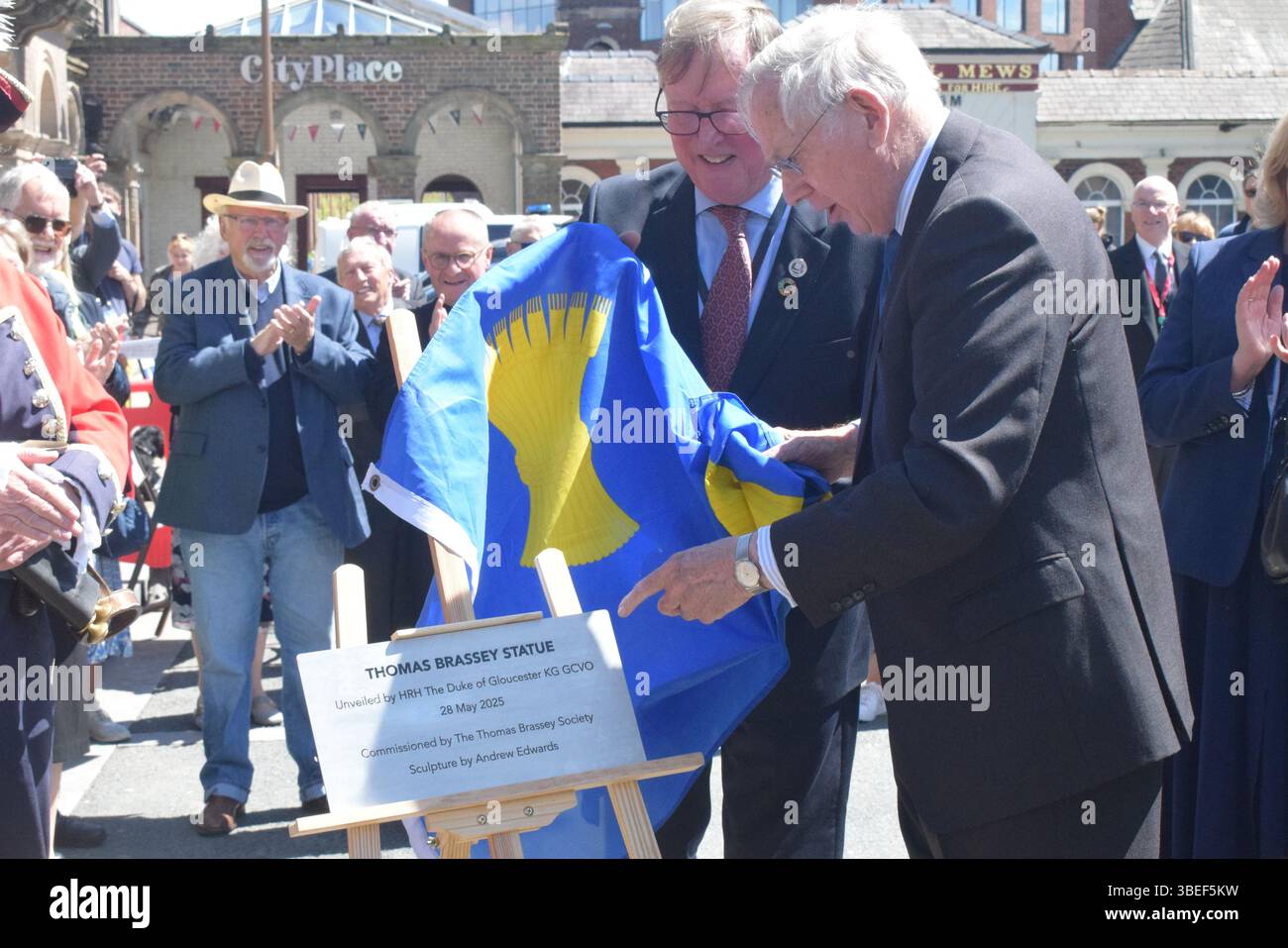 RH il Duca di Gloucester, guardato da Pete Waterman OBE, svela una targa all'ingegnere Thomas Brassey presso la stazione ferroviaria di Chester, Cheshire, 28 maggio 2025. Crediti: James Taylor/Alamy Live News Foto Stock